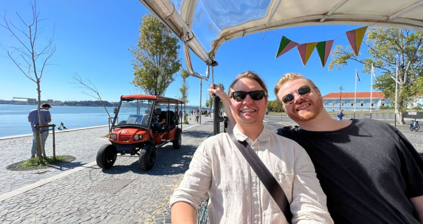 Gutta fra item i tuktuk i Lisboa