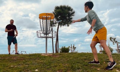 ansatte spiller discgolf